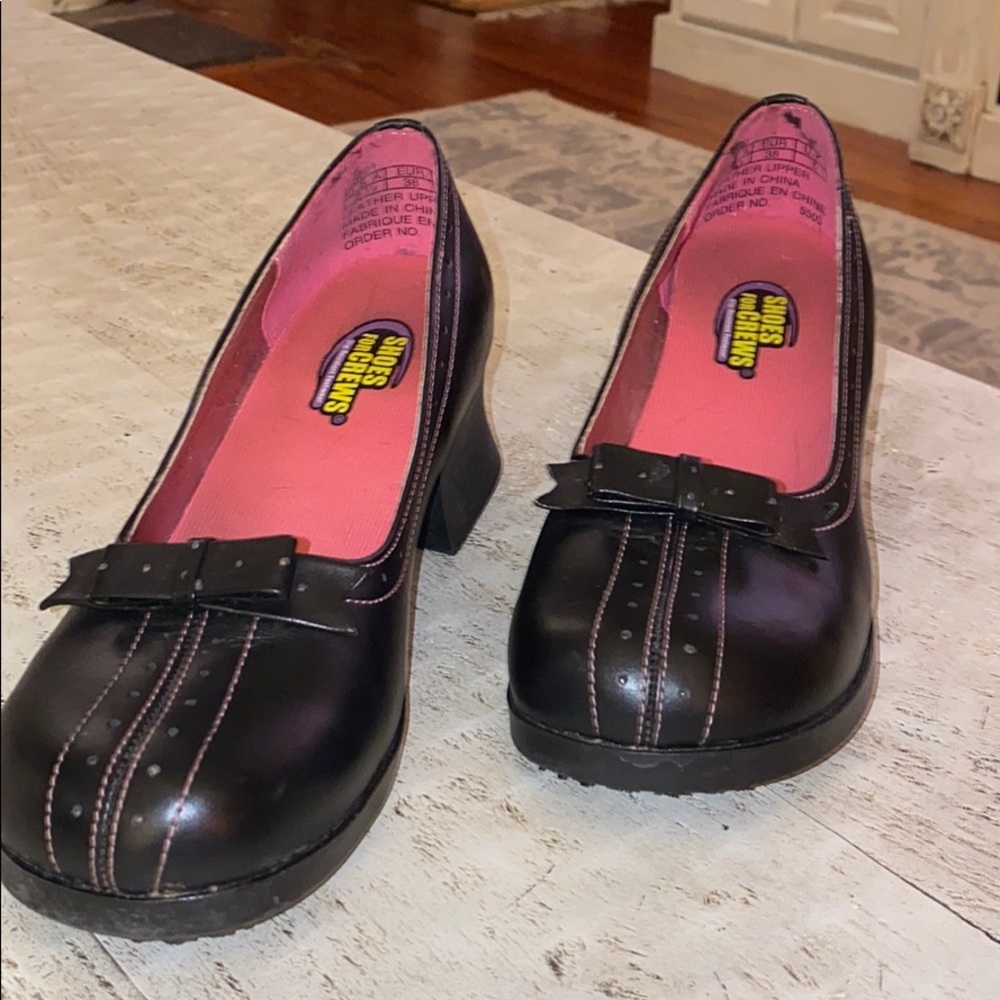 Black slip resistant shoes